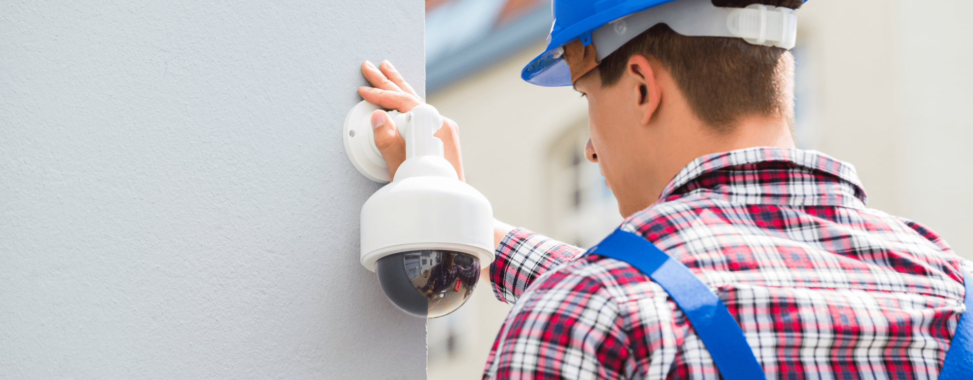 homem a instalar uma câmara de videovigilância