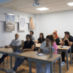 Várias pessoas numa sala de formação