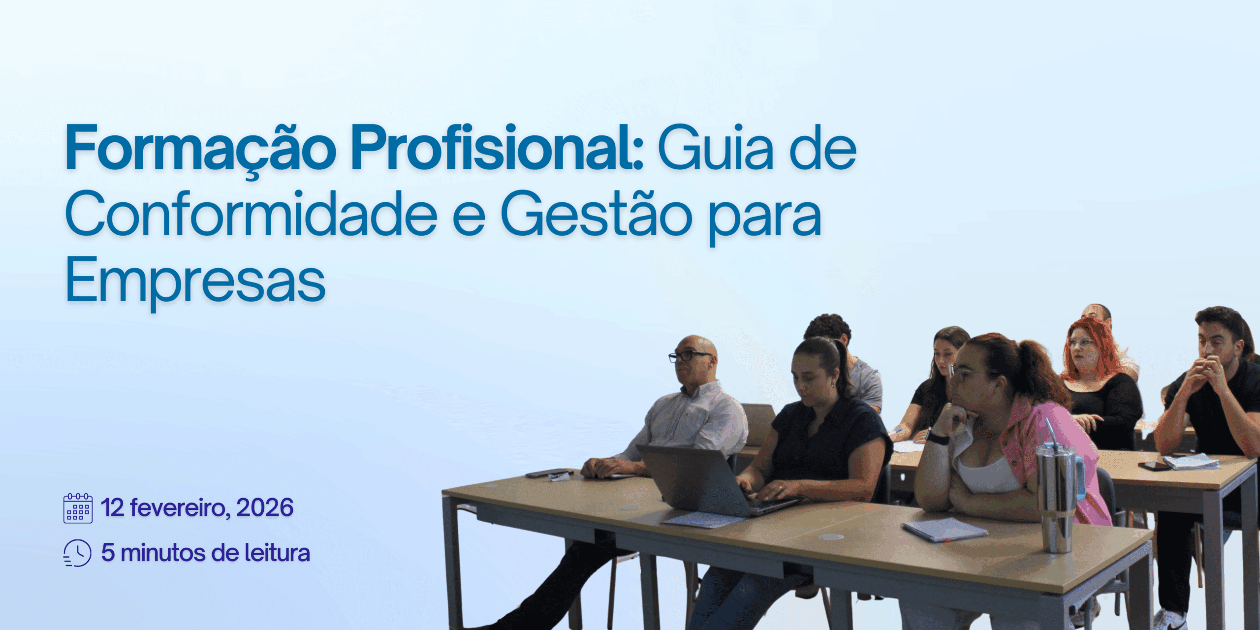 Várias pessoas em secretárias num fundo azul com a frase Formação Profissional Guia de Conformidade e Gestão para Empresas