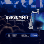 Cartaz da QSPSUMMIT 2026. Em destaque, uma credencial da marca IDONIC e informação sobre presença da empresa no evento, na Exponor